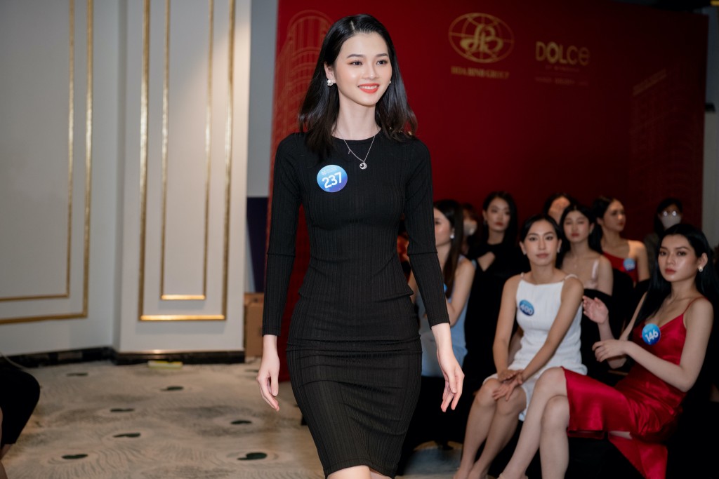 Miss World Vietnam 2022 thuyết trình bằng ngoại ngữ trong phần thi 