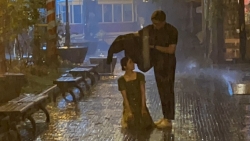Hé lộ hậu trường 4 tiếng dầm mưa quay cảnh khóc của Vân Trang