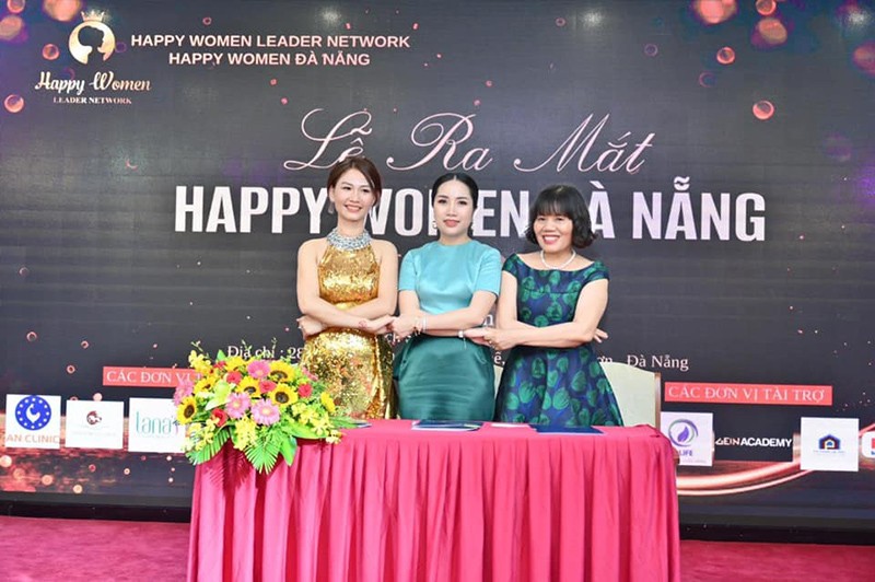 Bà Đỗ Hương Ly - Phó Chủ tịch sáng lập và điều hành Happy Women Leader Network (đứng giữa) cùng với 2 Chủ tịch Chapter tại Đà Nẵng thực hiện ký kết thực hiện nhiệm vụ trọng nhiệm kỳ mới