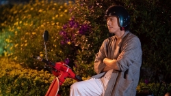 Han Jae Suk sánh vai Lý Nhã Kỳ trong phim mới chật vật tập đi xe máy