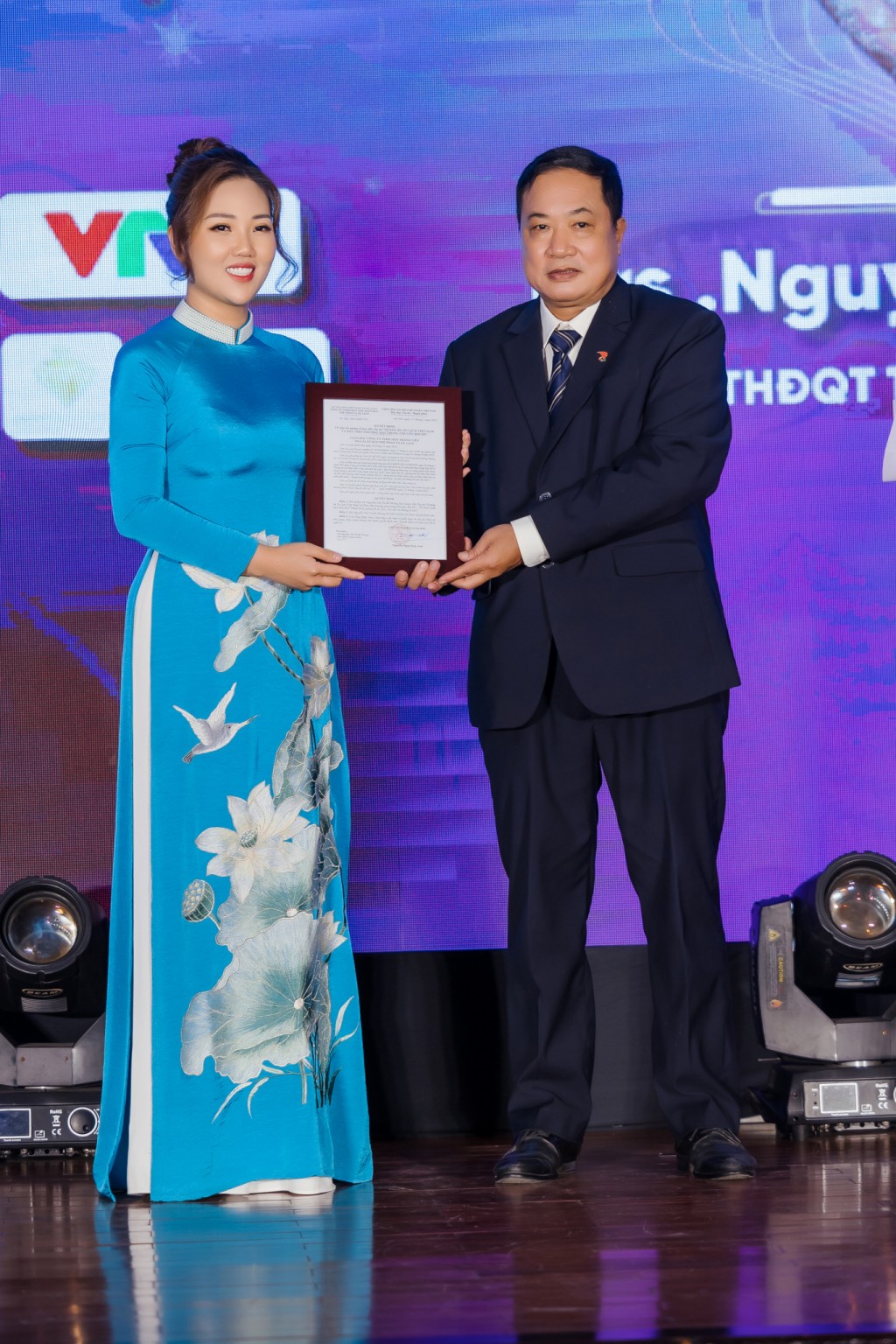 Bà Nguyễn Thị Tuyết Nhung - Chủ tịch cuộc thi trong một sự kiện quảng bá du lịch