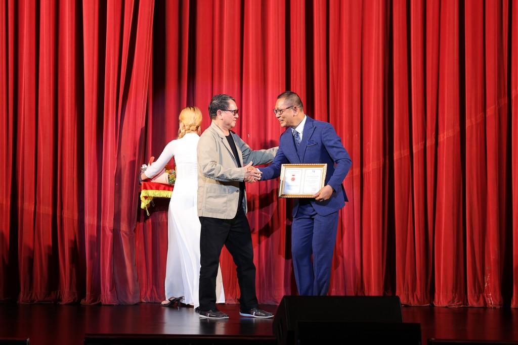Nhạc sĩ Đức Trịnh, tân Chủ tịch Hội nhạc sĩ Việt Nam lên trao tặng Kỷ niệm chương “Vì sự nghiệp âm nhạc Việt Nam” tới NSƯT Đức Long