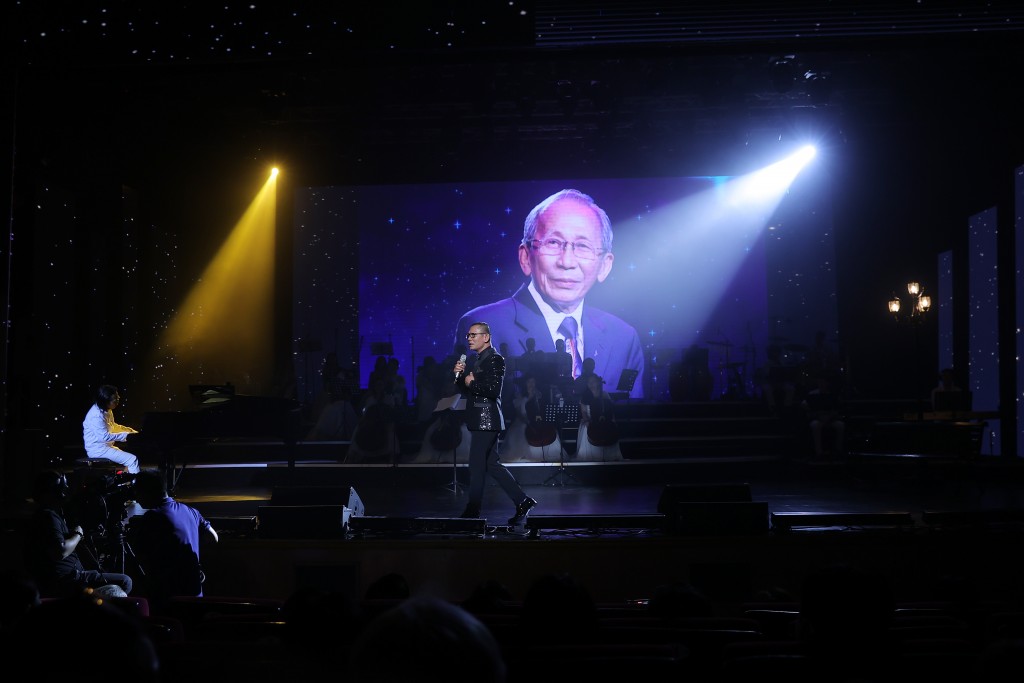 NSƯT Đức Long được tặng Kỷ niệm chương “Vì sự nghiệp âm nhạc Việt Nam” trong liveshow