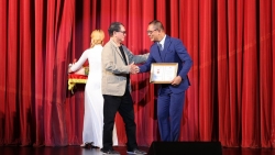 NSƯT Đức Long được tặng Kỷ niệm chương “Vì sự nghiệp âm nhạc Việt Nam” trong liveshow