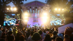 Sân khấu "Dạ hội Cựu sinh viên Thủ đô" bùng nổ âm nhạc thập niên 90