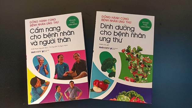 Tặng 100 bộ sách tới bệnh nhân ung thư nghèo trong cả nước