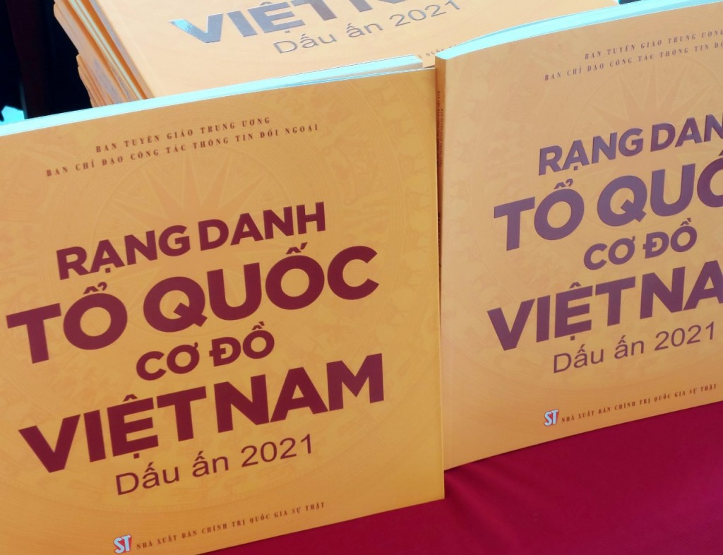 Cuốn sách “Rạng danh tổ quốc, Cơ đồ Việt Nam - Dấu ấn 2021”