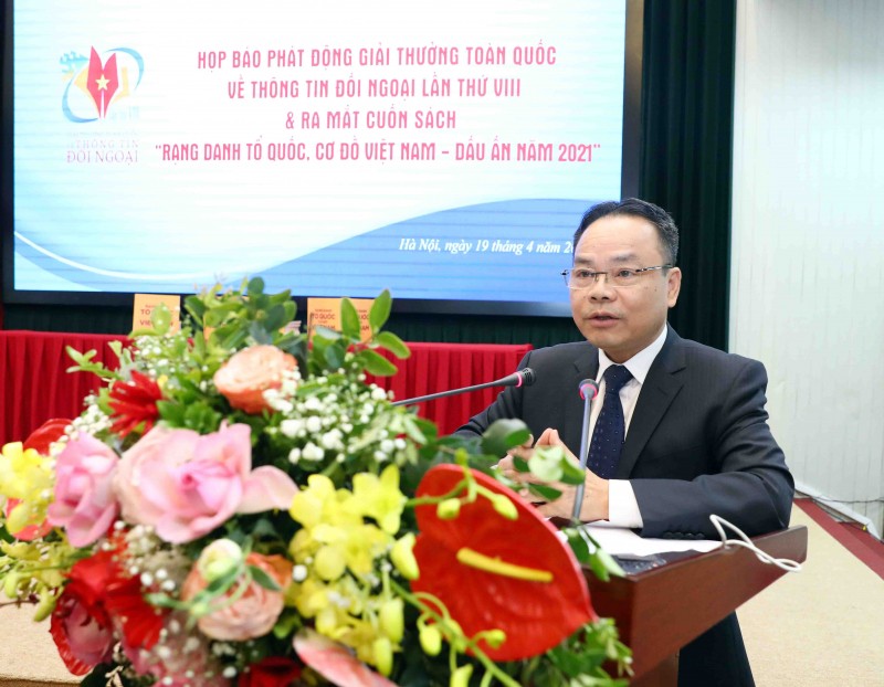Đồng chí Đinh Như Hoan, Phó Tổng Biên tập Báo Nhân dân phát biểu tại buổi họp báo