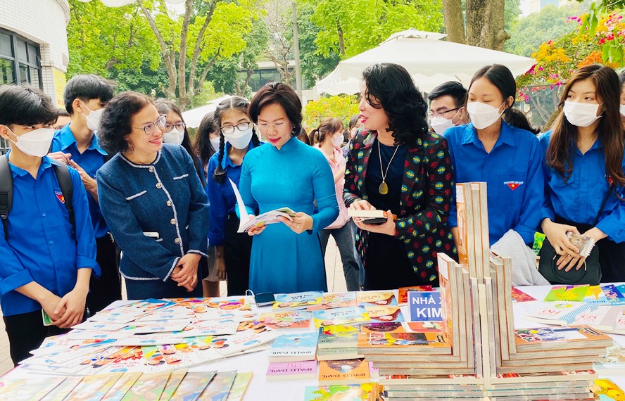 Trưởng ban Tuyên giáo Thành ủy Hà Nội Bùi Huyền Mai tham quan các trưng bày và giao lưu với độc giả tại Thư viện Hà Nội.