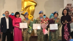 Bảo tàng Phụ nữ Việt Nam tiếp nhận hiện vật các nữ quân nhân "mũ nồi xanh" trao tặng