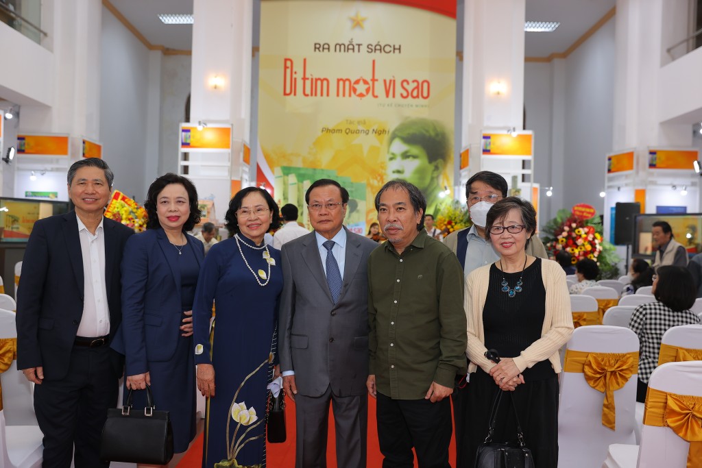 Đông đảo các đồng chí lãnh đạo, nguyên lãnh đạo các cơ quan trung ương và Hà Nội đến tham dự buổi ra mắt sách