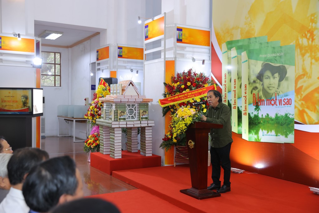 Nhà thơ Nguyễn Quang Thiều - Chủ tịch Hội Nhà văn Việt Nam dành cho cuốn sách những lời rất tâm huyết