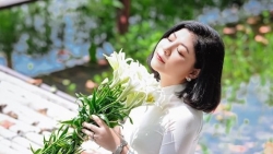 Nhạc sĩ Đinh Phương Anh duyên dáng bên hoa loa kèn