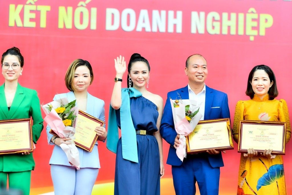 Chủ tịch Happy Women Leader Network Thanh Hương Bùi (đứng giữa)