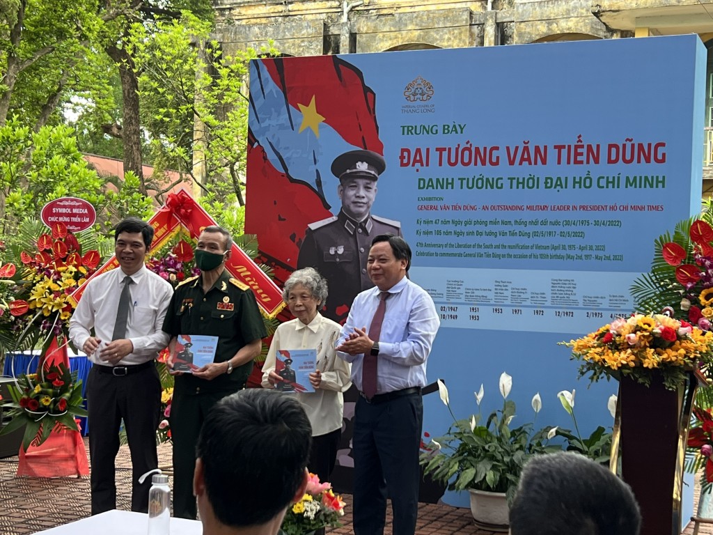 Đồng chí Nguyễn Văn Phong cùng các vị đại biểu trao tặng cuốn sách về Đại tướng đến đại diện gia đình