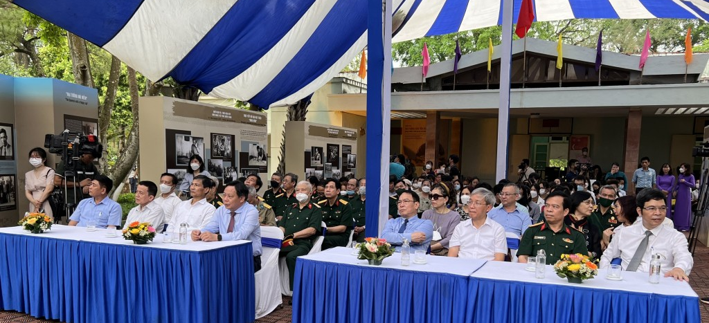 Các vị đại biểu cùng đông đảo các cựu chiến binh, chiến sĩ, Nhân dân và các em sinh viên tham dự triển lãm