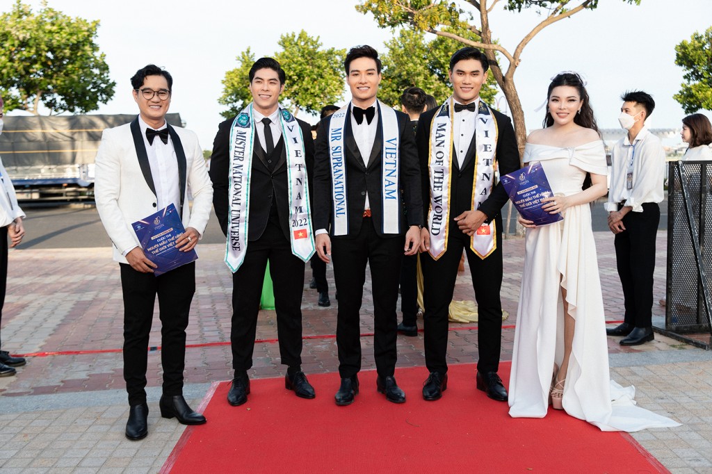 Từ trái qua: MC Bá Niên, Việt Hoàng, Đạt Kyo, Hữu Anh và MC Chúc Ánh
