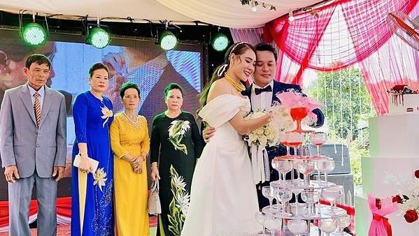 Hồ Bích Trâm trong đám cưới ở Quảng Ngãi.