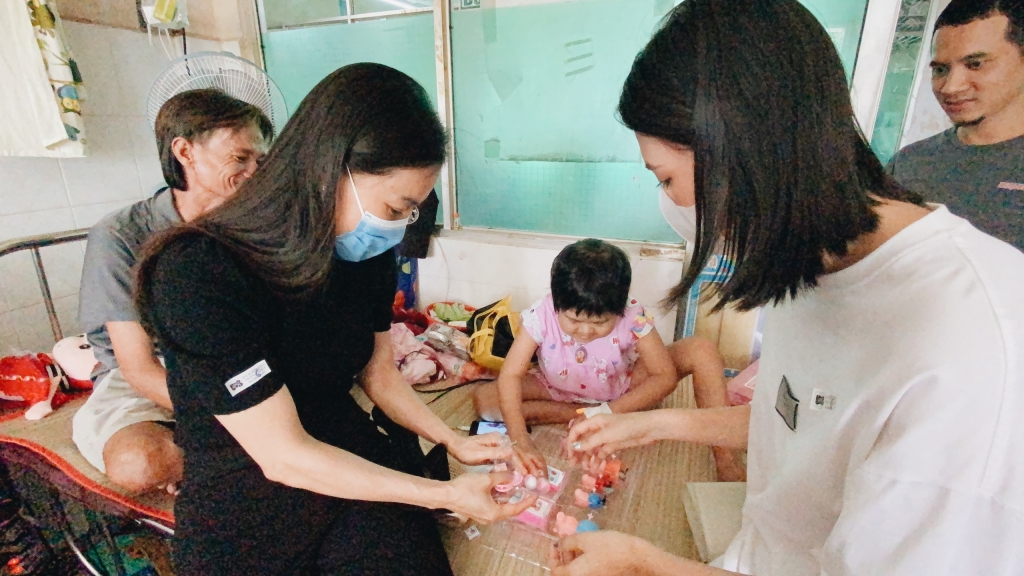 Tiểu Vy và “Bà trùm Hoa hậu” Phạm Kim Dung thăm hỏi bệnh nhi ung thư