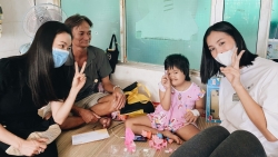 Tiểu Vy và “Bà trùm Hoa hậu” Phạm Kim Dung thăm hỏi bệnh nhi ung thư