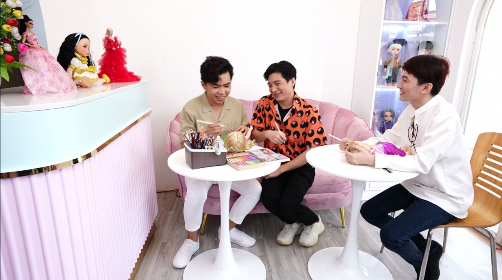 Minh Dự trang điểm cho búp bê giống Hữu Đằng