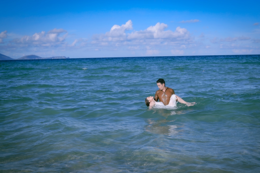 Bối cảnh lãng mạn trong MV được thực hiện tại biển Nha Trang.