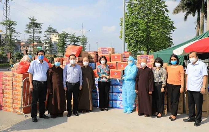 75.000 khẩu trang y tế, 1.000 mũ chắn giọt bắn, 500 chai nước rửa tay sát khuẩn, 100 thùng phở... đã được trao cho đại diện Bệnh viện K cơ sở Tân Triều. 