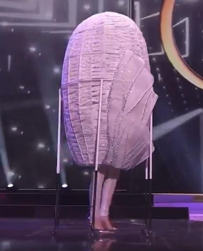 Khánh Vân dò dẫm trên sân khấu đêm thi trang phục dân tộc của Miss Universe 2021