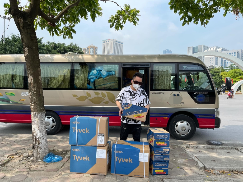 Tùng Dương trên chuyến xe chuyển hàng cứu trợ về Bắc Giang.