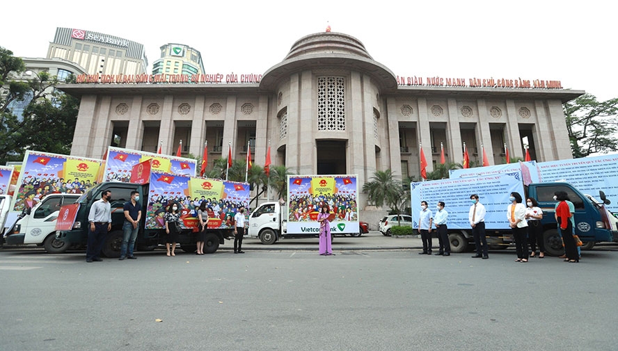 Đoàn xe diễu hành trước giờ xuất phát.