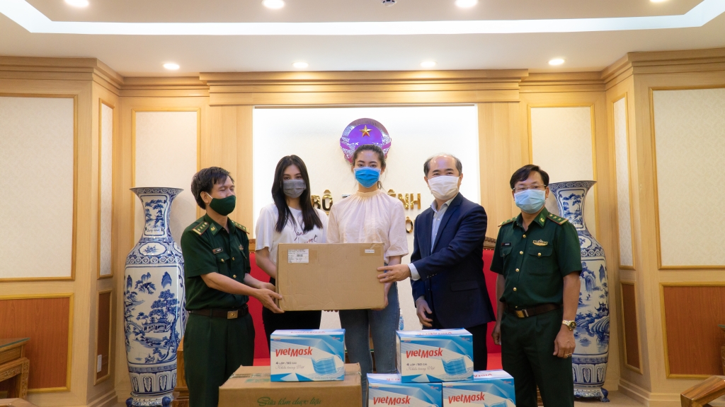Hoa hậu Lương Thùy Linh (đứng giữa) trao quà phòng chống dịch cho các đơn vị
