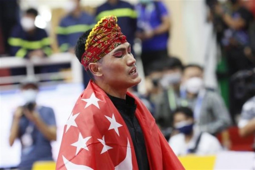 Phút nghẹn ngào của VĐV Singapore đoạt huy chương vàng đầu tiên tại SEA Games 31