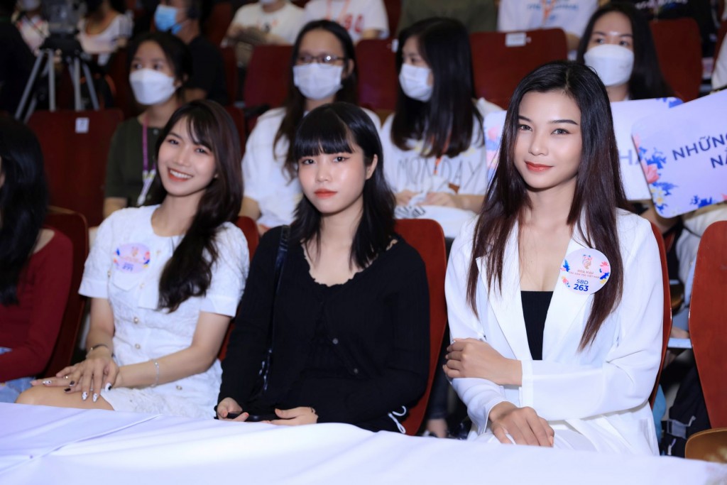 Diệu Ngọc, Hà Thu, Vân Anh “đốn tim” sinh viên Huflit khi tuyển sinh Hoa hậu các Dân tộc VN 2022