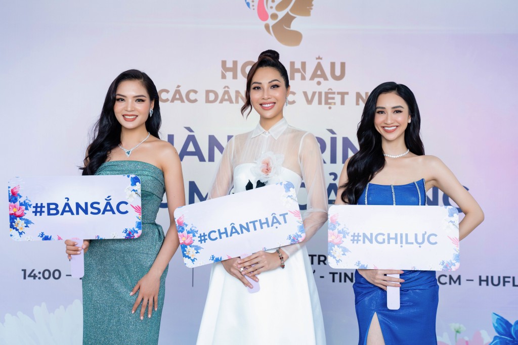 Diệu Ngọc, Hà Thu, Vân Anh “đốn tim” sinh viên Huflit khi tuyển sinh Hoa hậu các Dân tộc VN 2022