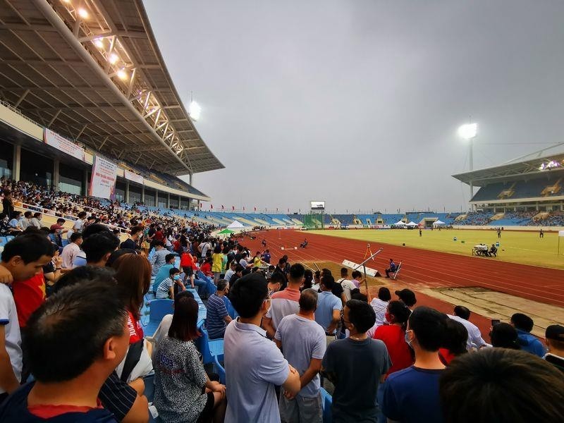 Khán giả Hà Nội hào hứng xem các vận động viên thi đấu (Ảnh: Quang Linh - LĐTĐ)