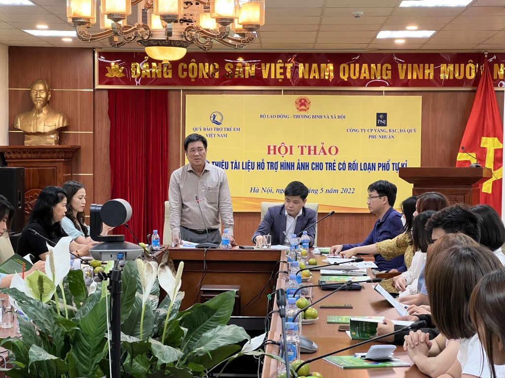 Ông Hoàng Văn Tiến - Giám đốc Quỹ Bảo trợ trẻ em Việt Nam phát biểu tại hội thảo