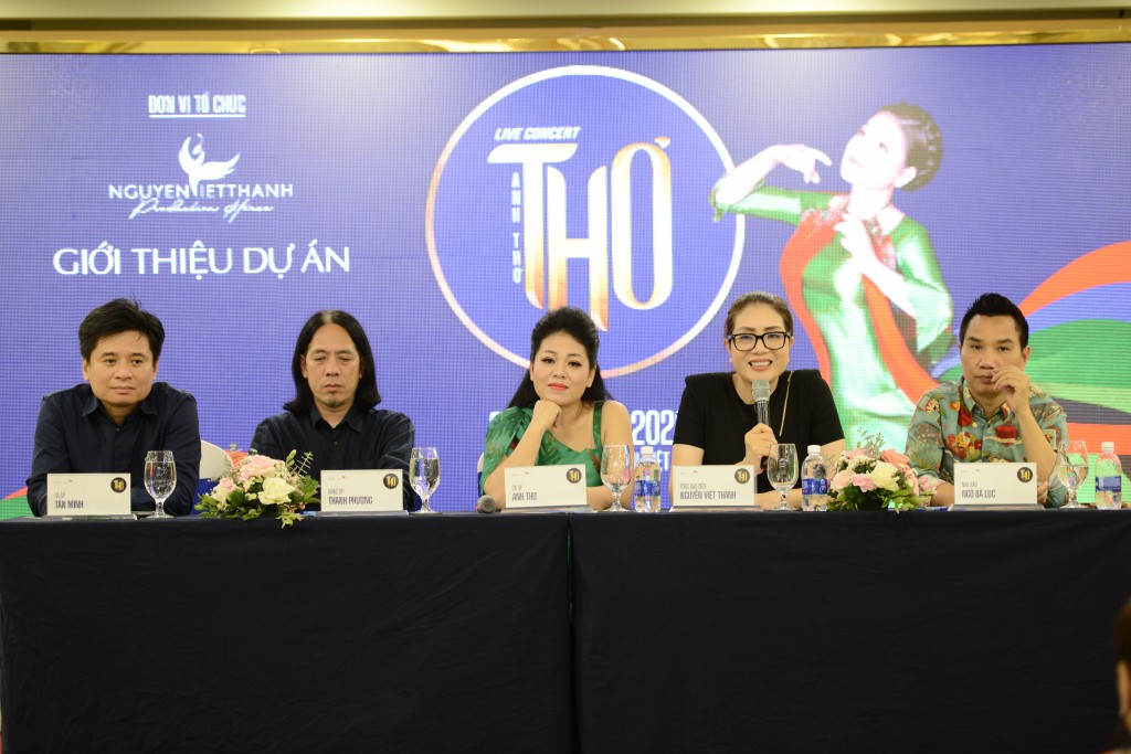 Từ trái qua: NS ƯT Tấn Minh, nhạc sĩ Thanh Phương, ca sĩ Anh Thơ, đạo diễn Việt Thanh và nhà báo Ngô Bá Lục