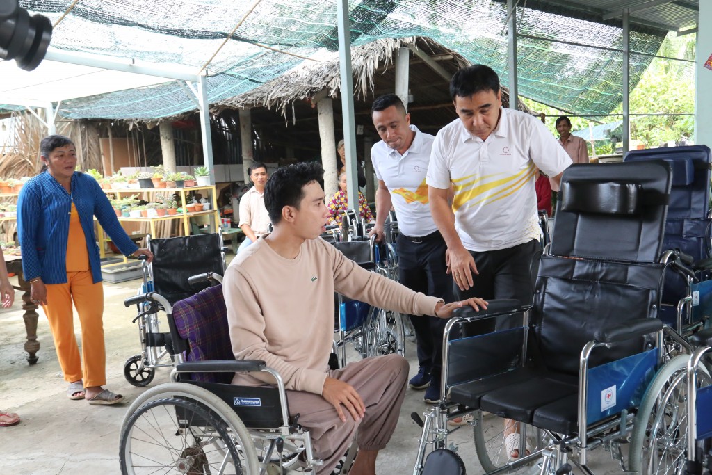 Quyền Linh tới Long An tặng 20 chiếc xe lăn cho thí sinh 