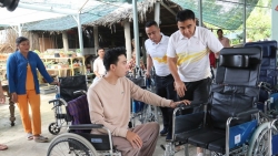 Quyền Linh tới Long An tặng 20 chiếc xe lăn cho thí sinh "Hát cho ngày mai"