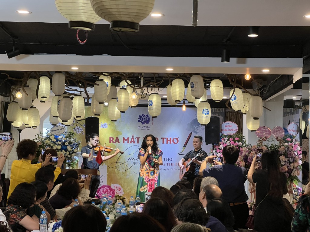Diva Thanh Lam biểu diễn tại buổi ra mắt tập thơ của người bạn thân thiết