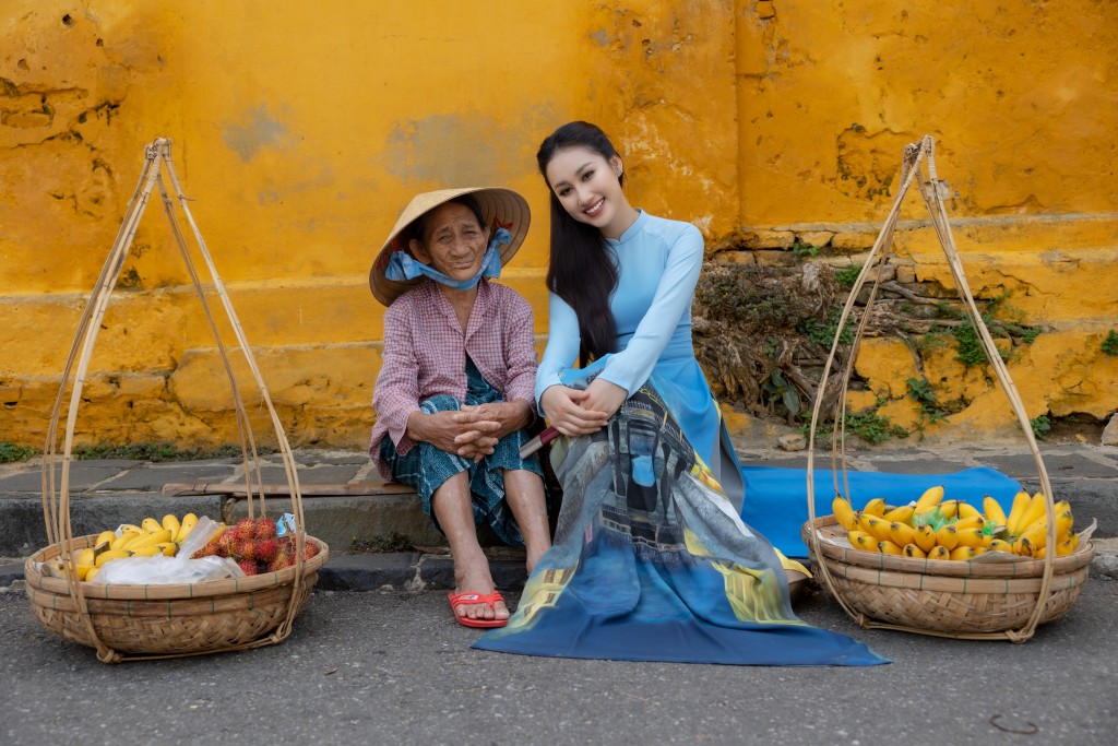 Đoàn Hồng Trang khoe vẻ đẹp nền nã, thuần Việt trong tà áo dài tại Hội An