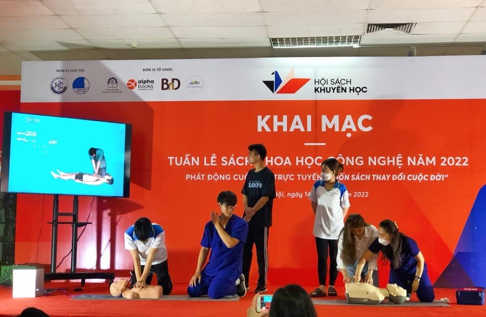 Khán giả thực hành sơ cứu