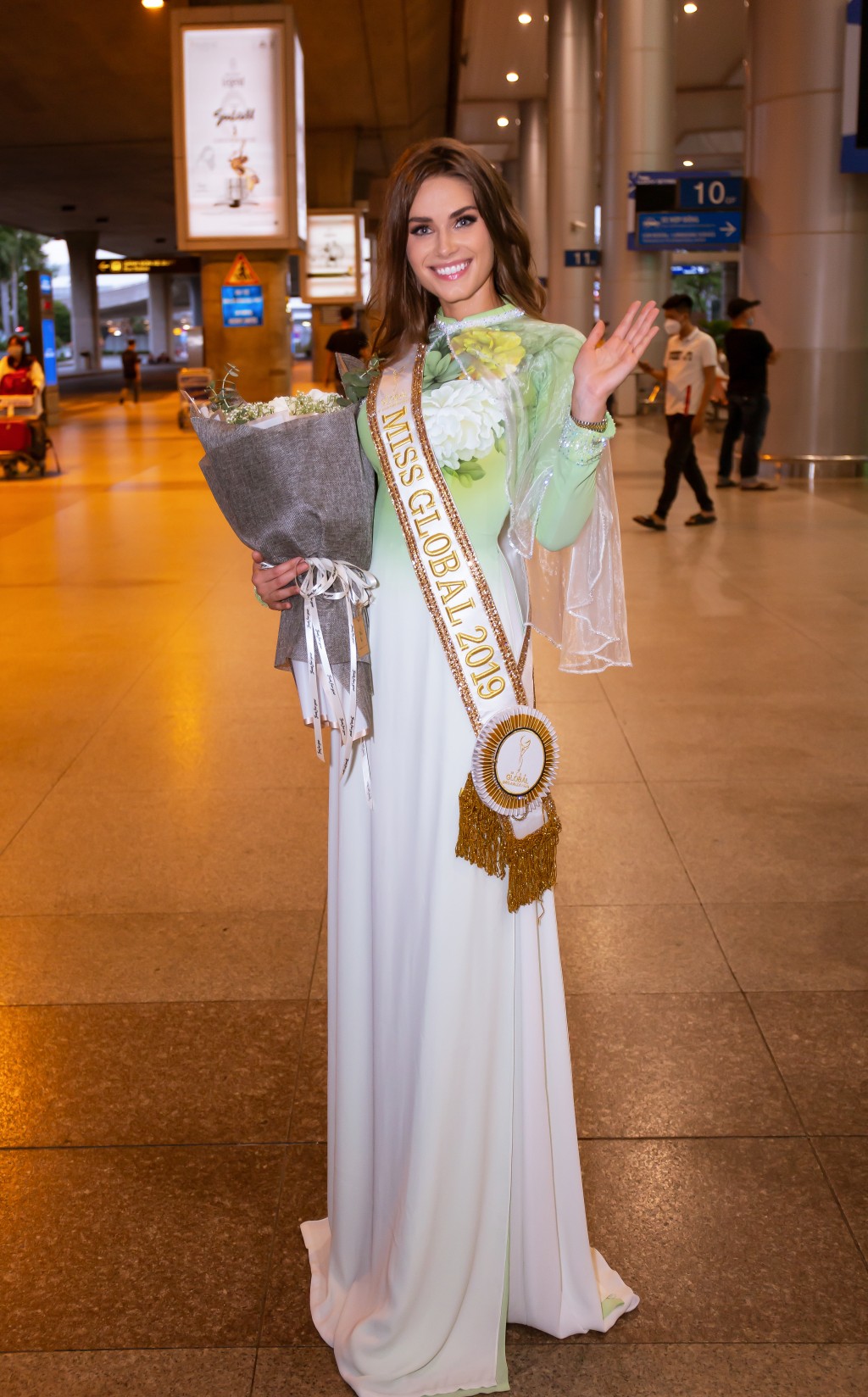 Miss Global 2019 đến Việt Nam, diện áo dài lụa đọ sắc vóc yêu kiều với Đoàn Hồng Trang