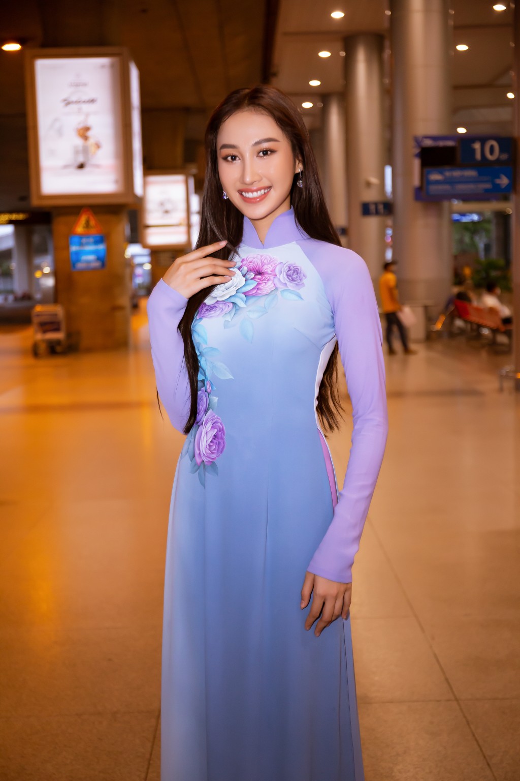 Miss Global 2019 đến Việt Nam, diện áo dài lụa đọ sắc vóc yêu kiều với Đoàn Hồng Trang