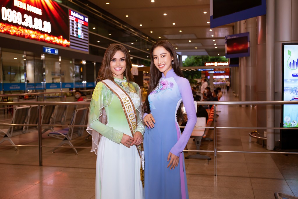 Miss Global 2019 đến Việt Nam, diện áo dài lụa đọ sắc vóc yêu kiều với Đoàn Hồng Trang