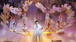 Khán giả phủ kín Nhà hát Lớn Hà Nội xem livesshow “Hà show”