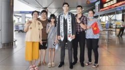 Gia đình ra sân bay tiễn Phi Việt đi thi Nam vương Hoàn vũ quốc tế