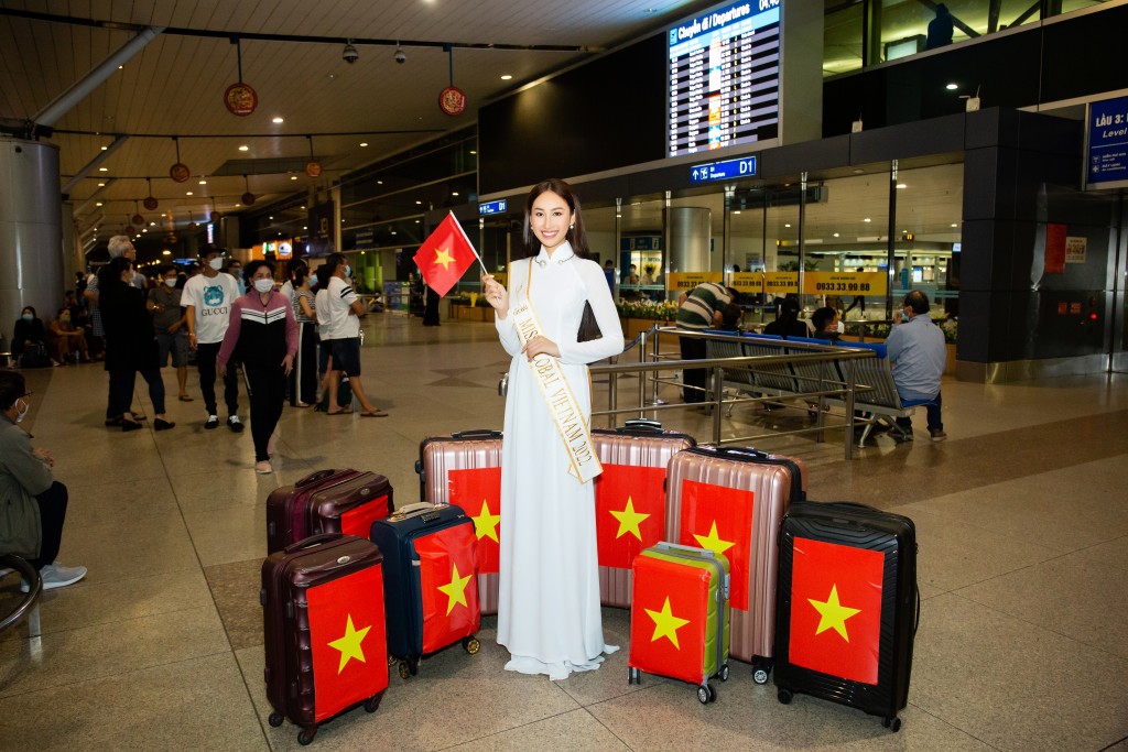 Đoàn Hồng Trang tại sân bay