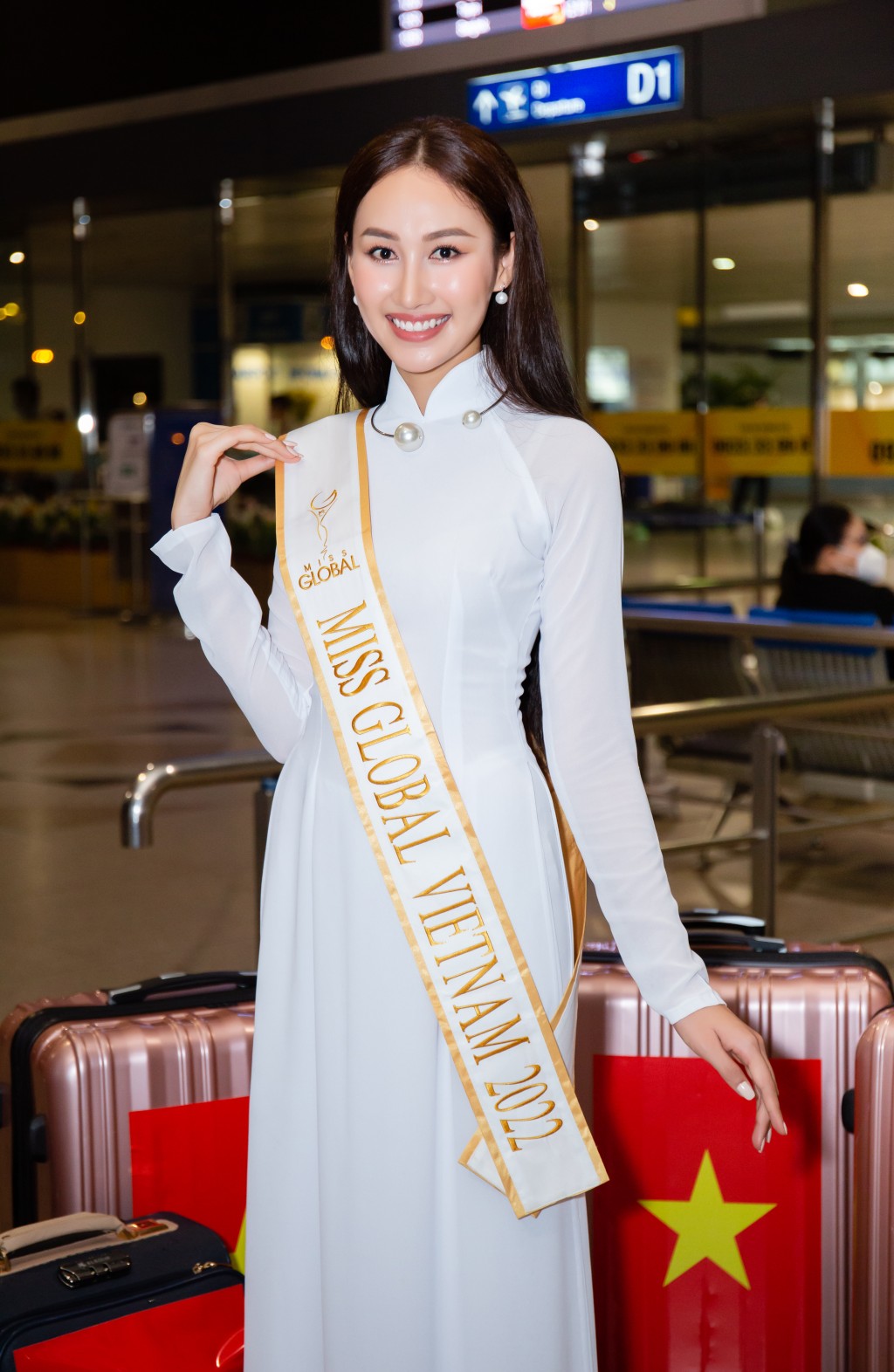 Đoàn Hồng Trang diện áo dài trắng tinh khôi lên đường dự thi Miss Global 2022