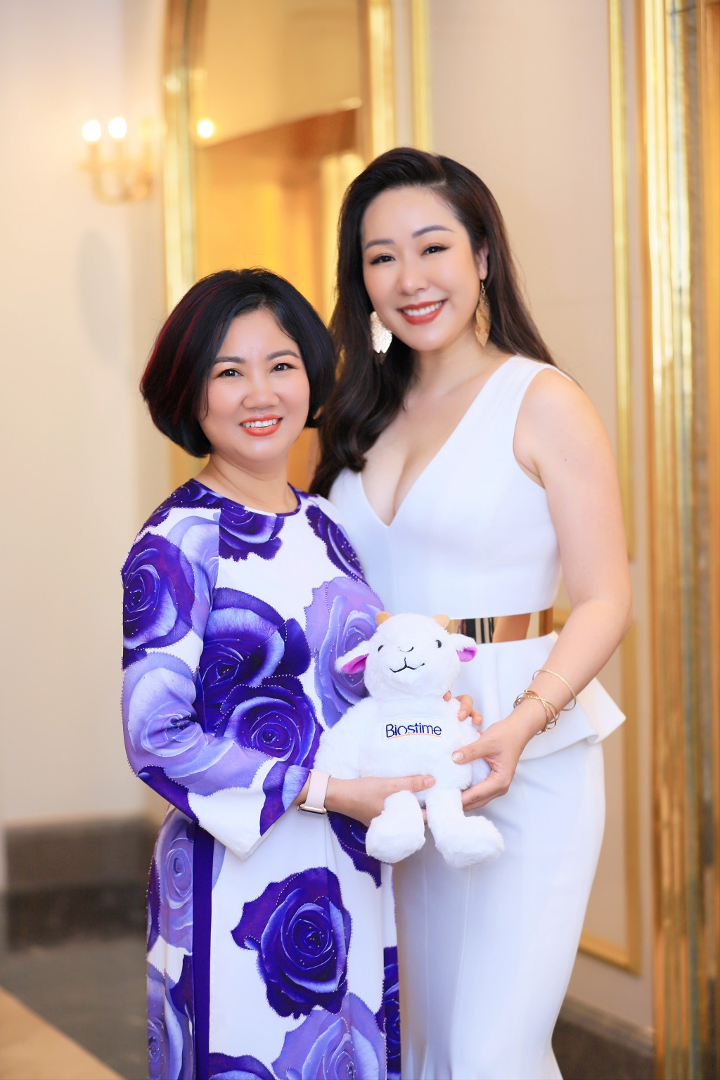 Hoa hậu Ngô Phương Lan và bà Trần Thị Kim Hoàn